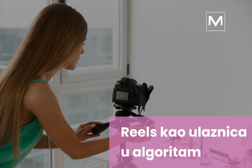 Devojka snima novi video u studiju sa tekstom na slici koji glasi Reels kao ulaznica u algoritam. Novi blog VM Digital agencije i njihovog portala VM Disconnect pod nazivom "Da li je Instagram živ ili mrtav?"
